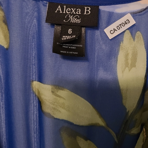 Deep V flowy dress - Picture 3 of 3